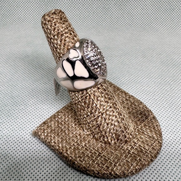 BEAUTIFUL WHITE DOME FASHION RING - Picture 3 of 3